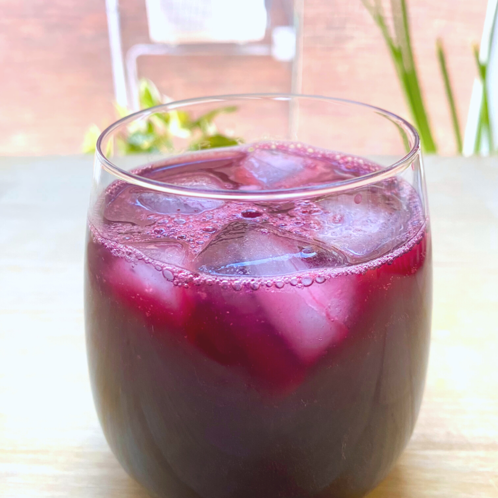 anti inflammatory sorrel drink for eczema in a glass with ice